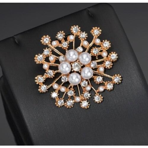 Korean version of rhinestone pearl snowflake brooch flower corsage fashion Christmas jewelry 2020 women jewelry