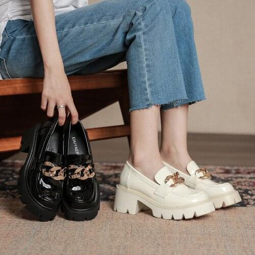 Luxury Brand New Ladies Black Casual Shoes British Platform Single Shoes Metal Chain Thick Heel White Patent Leather Shoes Pumps