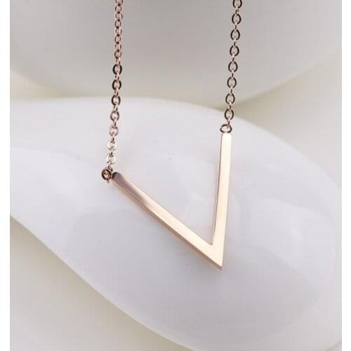 2020 letter necklace womens stainless steel fashion letter pendants gold chains on the neck gold necklaces jewelry simple