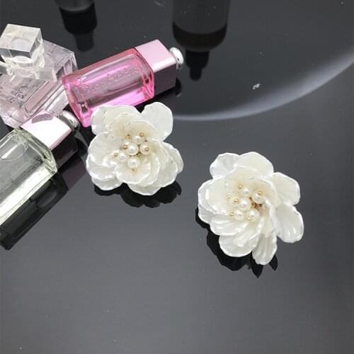 New Design Sweet Jewelry Stereo Flower Stud Earrings Imitation Pearl Statement Earring for Girls Gift for Woman