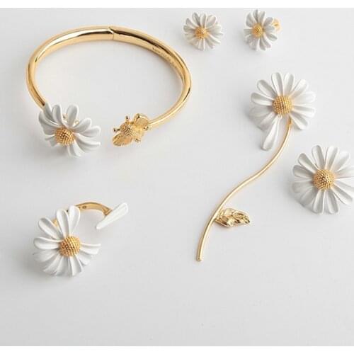 New golden little daisy earrings flower bee animal necklace asymmetric adjustable buckle bracelet womens suit jewelry party2020