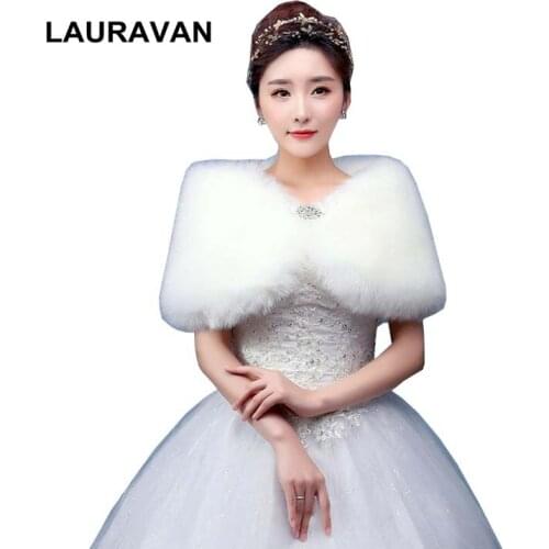 Women Winter Sleeveless Ivory Bridal Wraps Warm Faux Fur Black Bridal Bolero Crop Faux Fur wedding Jackets Wrap with Brooch