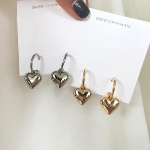 The minimalist fashion wind heart-shaped earrings 2020 trendy creative design smooth love eardrop female models