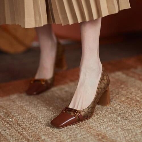 2021 Retro Brown Temperament Square Toe Thick Heel Pumps Mary Jane Womens Shoes Metal Decoration Party Square Heel High Heels