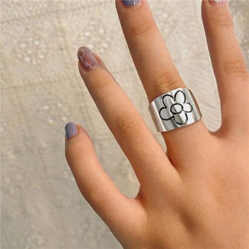 2021 New Korean Style Flower Rings for Women Punk Trendy Vintage Plum Blossom Ring Small Daisy Flower Rings Party Couple Rings