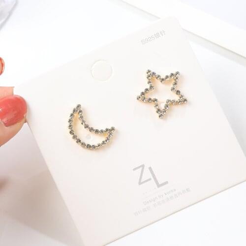 Sweet Girl Fashion Earrings Personality Asymmetric Stars Moon Simple And Elegant Wild Pearl Crystal Earrings New Womens Earring