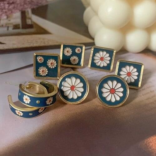 Vintage Cute Daisy Printed Geometric Earrings for Women Female Metal Round Square C Shape Statement Stud Earrings Party Jewelry