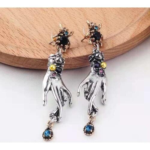 Simple vintage spider hand-holding Ladys earring