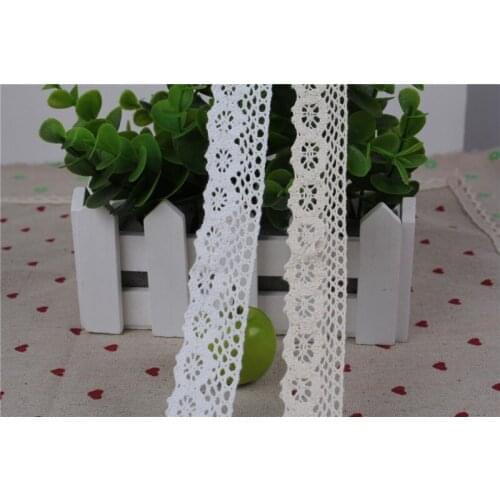 200 Yard 25mm LOVELY CENTER OVAL COTTON/CLUNY LACE Trim