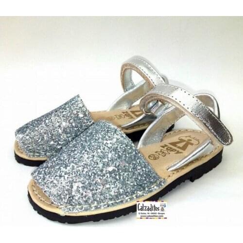 Menorquinas para niña de piel plata con glitter, de Zapy