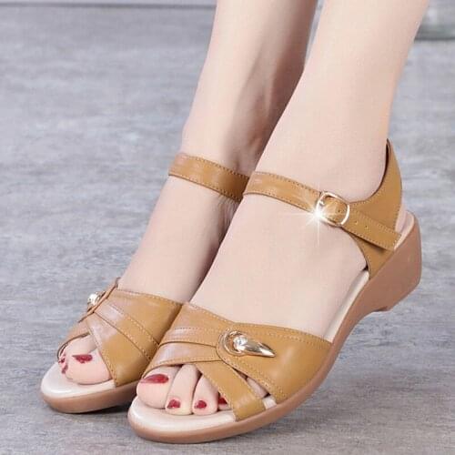 2021 summer Mother shoes flat sandals women aged leather Soft bottom mixed colors fashion sandals outdoor comfortable old shoes