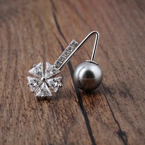 Cute Small Zircon Flower V Shape Anti-glare Brooch Simple Simulated Pearl Cardigan Buckle Collar Clips Pins Accessories