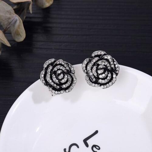 Famous Design Golden White Flower Earring For Women Letter Pearl Cap Trendy Luxury Jewelry