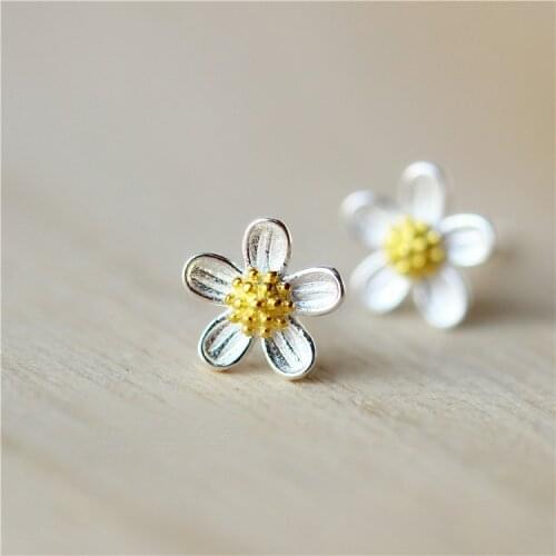 Fashion Cute Little Daisy Flower Earrings Female Exquisite Gift Accessories Aretes Mujer Earring Studs Women Christmas Earring