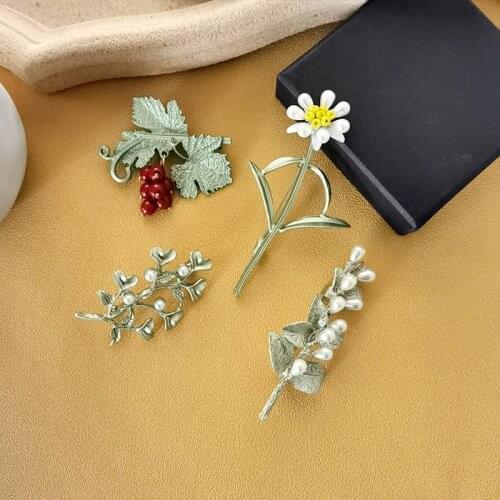 Elegant Retro Green Plant Leaf Metal Pin Pearl Flowers Brooch for Women Vintage Collar Accessories Wedding Jewelry Gifts