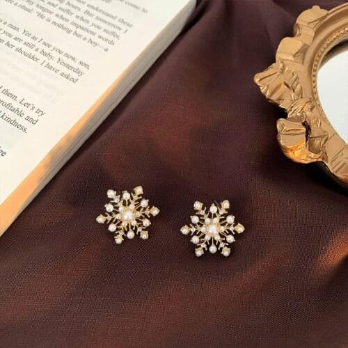 Stud Earrings for WomenExquisite Pearl Snowflake Earrings New Simple Earrings Jewelry Wholesale