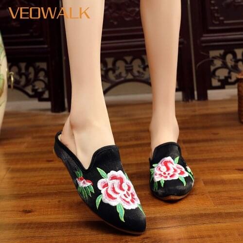Veowalk Flower Embroidered Women Flock Cotton Pointed Toe Mules Slippers Comfortable Ladies Soft Chinese Embroidery Flat Shoes