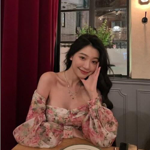2021 Modern Valley new care machine sexy off shoulder clavicle top womens Korean bubble sleeve versatile sweet short