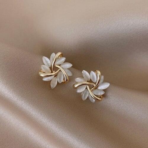 Elegant and Exquisite Opal Petal Circle Stud Earrings for Woman 2021 Trend Classic Jewelry Luxury Party Girl Gold Plated Earring