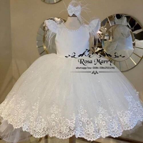 Princess White Ball Gown Flower Girls Dresses for Wedding 2021 Vintage Lace Pearls Feather Kids First Communion Party Gowns