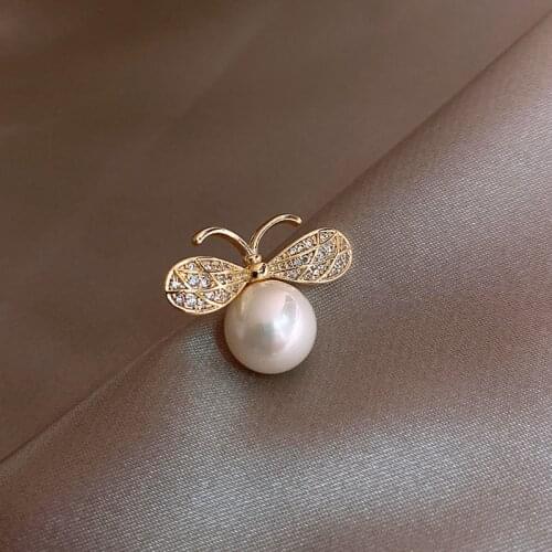 Spark Rhinestone Bee Sweater Brooches for Women Mujer Gold Color Alloy Big Round Imitation Pearl Animal Coat Brooch Accessories