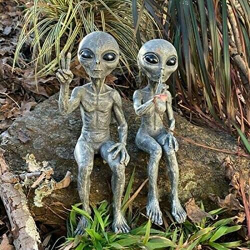 2pcs/set Outer Space Alien Statue Martians Garden Figurine Sets Home Garden Figurines Desktop Office Ornaments Miniatures Crafts