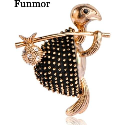 Vintage Tortoise Brooches Antique Gold Color Turtle With Bag Shape Collar Clip Hijab Pins Animal Brooch Suit Corsage Badge Joias