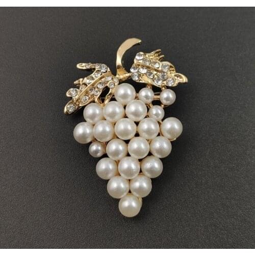 2021 Korean version of the new fashion grape pearl brooch badge alloy diamond corsage ladies brooch jewelry