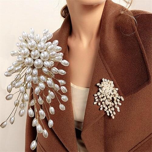 Fashion Imitation Pearl Flower Brooch Pin Metal Beaded Lapel Pin for Women Elegant Temperament Clothes Coat Decor Collar Pin