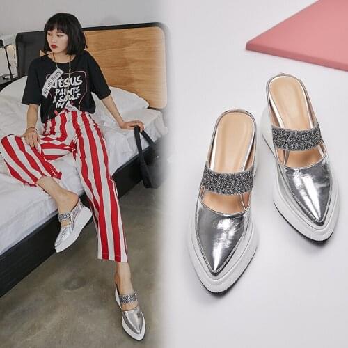 2020 fashion muffin sandals and slippers female summer wear hollowed out Baotou lazy thick bottom slope with half slippers Z587