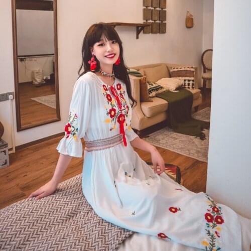 Collaosed trill web celebrity shao about Aaron and Bohemian national embroidery dress two colors for the wind to take a vacation