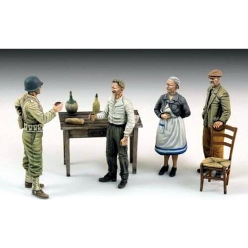 Four civilians and sundries in resin without army 1:35