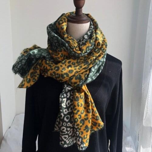 New style cashmere thermal scarf in autumn and winter 2020.European American style color matching leopard scarf. Fashion shawl