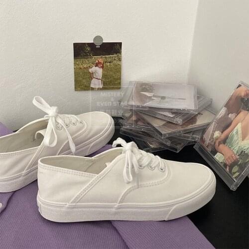 Stepping on the heel and dragging the canvas shoes for women 2021. Two new white shoes for women. Joker one pedal lazy shoes