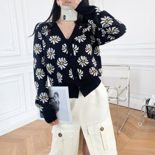 Women Sweaters 2021 Autumn and Winter Small Chrysanthemum Jacquard Woolen Jacket V-neck Black Daisy Cardigan