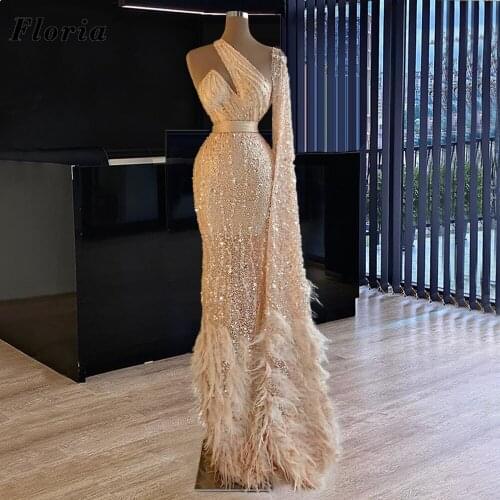 Dubai Middle East Feathers Evening Dresses Robe De Soiree 2021 Custom Arabic Applique Beaded Party Gowns Crystals Prom Dress