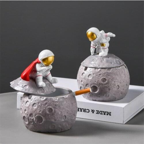Resin Cartoon Ashtray Astronaut Ashtray Creative Planet Decoration Home Send Boyfriend Gift Ashtray with Lid Smoking Accessories