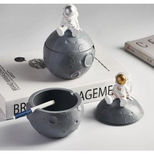 Nordic Resin Astronaut Model Ashtray Modern Home Decoration Accessories Office Desk Decorative Household Products
