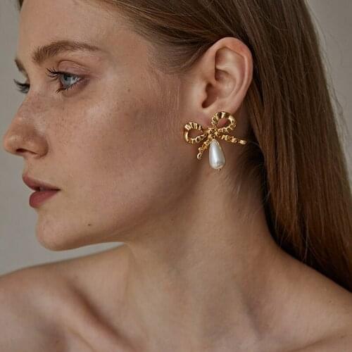 Timeless Wonder Glam Bowknot Faux Pearl Statement Stud Earrings Women Jewelry Gothic Boho Designer Ins Trendy Kpop Rare Top 2334