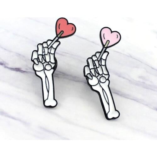 Unisex Halloween Brooch Pin Skeleton Hand Brooch Pin Denim Lapel Enamel Badge Love Heart Halloween Decor Womans accesories