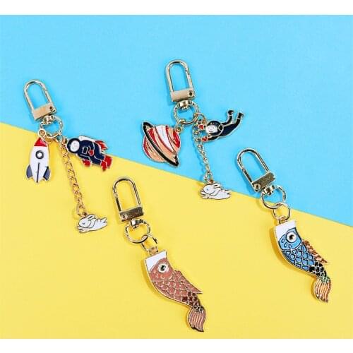 Space Travel Astronaut Key Chain Enamel Fish Key Ring Universe Planet Rocket Keychain Keyring Bag Charms Gift diy Pendant