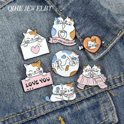The daily life of couple cats Enamel Lapel Pins Warm love Cute Brooches Badges Fashion Pins Gifts for Friends Jewelry Wholesale