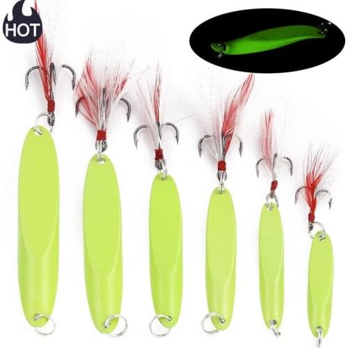 1PCS Petal Bait Fishing lure with Feather Treble Hook Metal Fluorescence/Silver Baubles With Rotating Fishing Tackle Accessories
