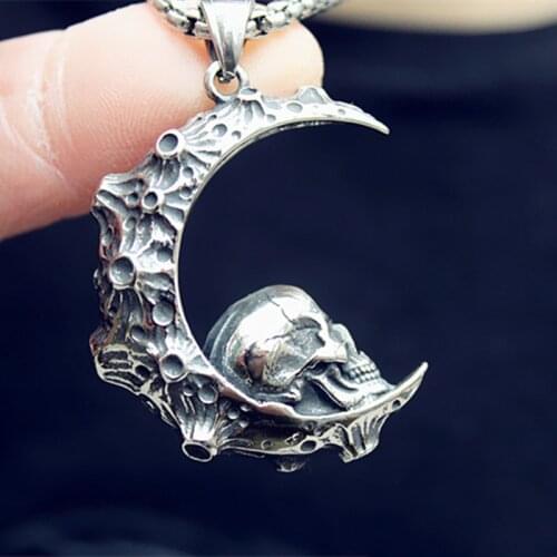 Fine Hand-made Retro Domineering Big Moon Looking Up Skull Pendant Mens and Womens Jewelry Necklace