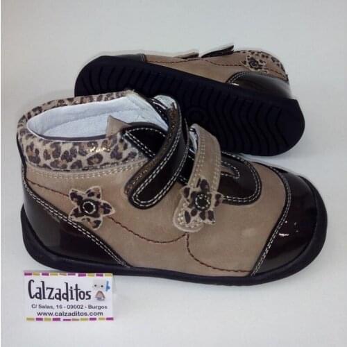 Chocolate brown patent leather boots with two velocs, from Andanines