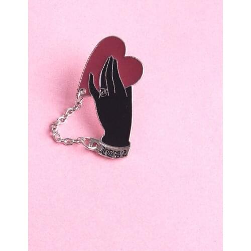 Creative Cartoon Hand Holding Heart Metal Enamel Brooch Fashion Grasp Love Link Badge Personality Lapel Backpack Jewelry Gift