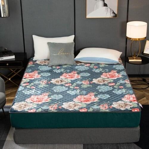 Flannel Soft Quilted Thick Mattress Cover Prevents Dust, Protects the Mattress and Decorates the Bedroom