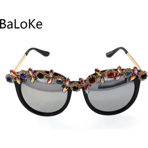 Fashion Women Cat Eye Sunglasses Retro Brand Brand Designer Crystals Outdoor Decoration Vintage Women Luxury Ear wear