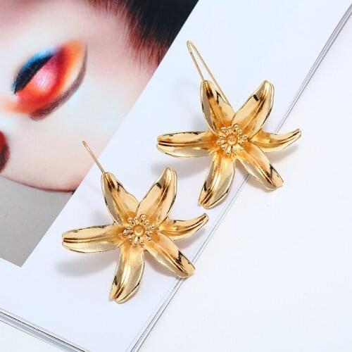 LEADERBEADS Trendy Metal Gold Flower Dangle Earrings ZA Elegant Hyperbole Simulated Flower Earrings for Womens Party Jewelry