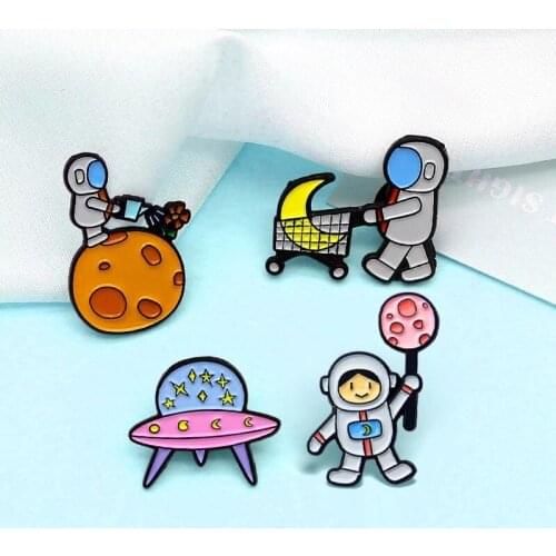 Fashionable Happy Spaceman Purchasing Moon, Holding Lollipop, Extraterrestrial Flower Spaceship Combination Brooch Accessories